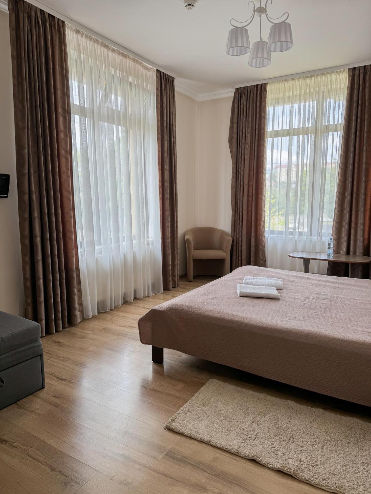 Орк "Блісс" Hotel Rivne Ngoại thất bức ảnh